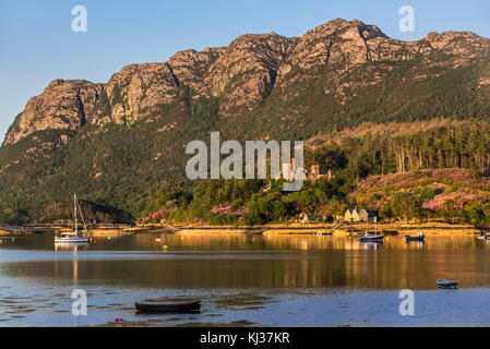 Il castello di duncraig nella luce della sera, mansion in lochalsh lungo le sponde del Loch carron vicino plockton, Ross and Cromarty, Highlands scozzesi, SCOZIA Foto Stock