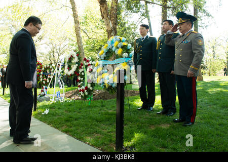 I rappresentanti dell'Ambasciata del Kazakistan deporre una corona allo spirito dell'Elba marcatore in Al Cimitero Nazionale di Arlington (17070871518) Foto Stock