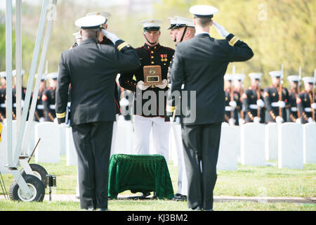 Stati Uniti Marinai e U.S. Marines dalla caserma marini Washington (8 e I) partecipare al servizio graveside PER GLI STATI UNITI Marine Corps Il Mag. Elizabeth Kealey sezione 71 di Al Cimitero Nazionale di Arlington (16669704994) Foto Stock