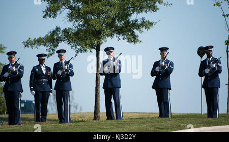 Il servizio graveside per il nono Capo Comandante Sergente della Air Force James C Binnicker avviene in Al Cimitero Nazionale di Arlington (19950314963) Foto Stock