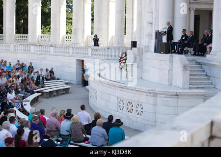 Il Vietnam i piloti di elicottero associazione albero vivo memoriale dedizione avviene in Al Cimitero Nazionale di Arlington (20956186445) Foto Stock