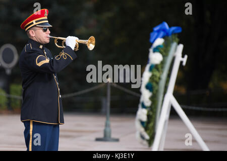 I rappresentanti di Washington Oxi giorno Foundation deporre una corona presso la tomba del Milite Ignoto presso il Cimitero Nazionale di Arlington (22388930599) Foto Stock