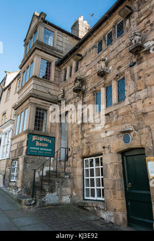 Il c16 Grado 1 elencati house noto come Blagraves, ora un ristorante autorizzato alla vendita di alcolici, banca, Barnard Castle, North East England, Regno Unito Foto Stock