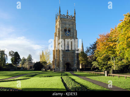 Abate Lichfield La Badia vecchia torre campanaria in abbazia parco con alberi d'autunno in Cotswolds città. Evesham, Worcestershire, Inghilterra, Regno Unito, Gran Bretagna Foto Stock