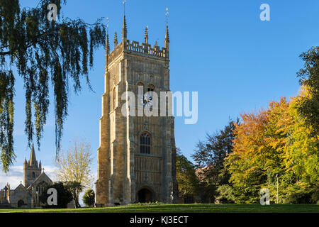 La Badia vecchia torre campanaria e la chiesa di San Lorenzo in Abbey Park nella città di Cotswolds. Evesham, Worcestershire, Inghilterra, Regno Unito, Gran Bretagna Foto Stock