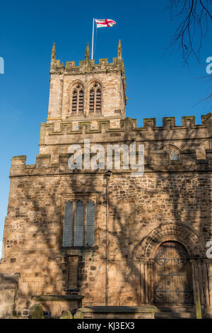 La torre di Santa Maria la Chiesa Parrocchiale, Barnard Castle, North East England, Regno Unito in bright tardo autunno sole sotto un cielo blu chiaro Foto Stock