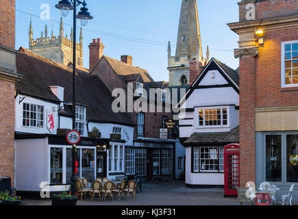 Vecchi edifici e Pub Red Lion nel pittoresco Cotswolds città. Piazza del Mercato, Evesham, Wychavon, Worcestershire, Inghilterra, Regno Unito, Gran Bretagna Foto Stock