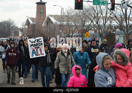 Questa foto del Martin Luther King Jr. Day march mette in evidenza i partecipanti e il significato dell'evento, simboleggiando la continua lotta per i diritti civili e l'uguaglianza negli Stati Uniti Foto Stock