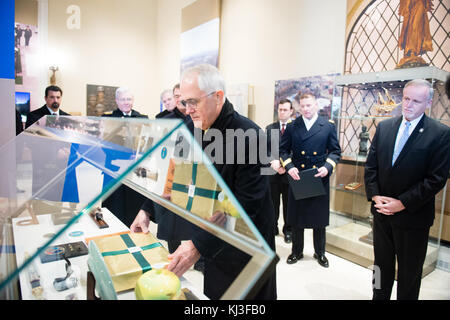 Il primo ministro dell'Australia stabilisce una corona presso la tomba del Milite Ignoto in Al Cimitero Nazionale di Arlington (24437499016) Foto Stock