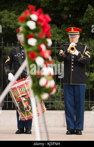 Il primo ministro del Canada stabilisce una corona presso la tomba del Milite Ignoto in Al Cimitero Nazionale di Arlington (25584516522) Foto Stock