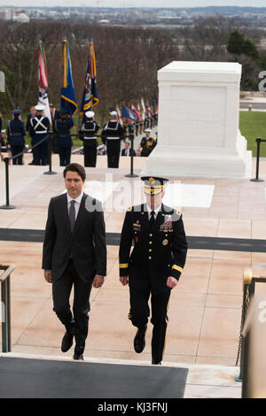 Il primo ministro del Canada stabilisce una corona presso la tomba del Milite Ignoto in Al Cimitero Nazionale di Arlington (25703197595) Foto Stock