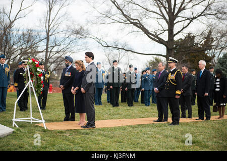 Il primo ministro del Canada stabilisce una corona al Canadian Croce di sacrificio al Cimitero Nazionale di Arlington (25610483921) Foto Stock