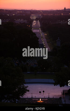 Questa fotografia cattura la tomba del presidente John F. Kennedy all'alba. Situato presso l'Arlington National Cemetery, il sito è un iconico memoriale in onore del 35° presidente degli Stati Uniti. Foto Stock