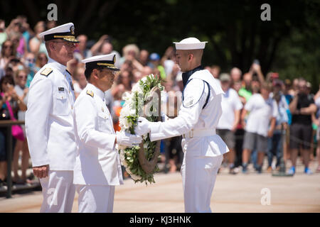 In Giappone la formazione comandante dello Squadrone stabilisce una corona presso la tomba del Milite Ignoto in Arlington National Cemtery (27712993274) Foto Stock