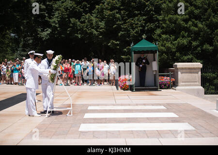 In Giappone la formazione comandante dello Squadrone stabilisce una corona presso la tomba del Milite Ignoto in Arlington National Cemtery (27713338403) Foto Stock