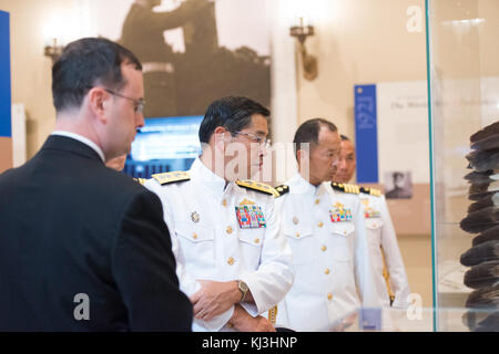 In Giappone la formazione comandante dello Squadrone stabilisce una corona presso la tomba del Milite Ignoto in Arlington National Cemtery (28250794121) Foto Stock