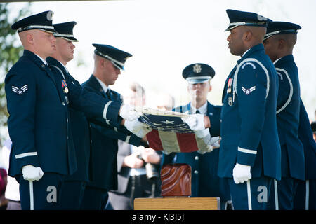 Servizio Graveside per United States Army Air Forces (Donne Air Force pilota di servizio) Firenze Elaine Danforth Harmon in Al Cimitero Nazionale di Arlington (29525811405) Foto Stock