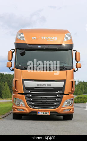 Forssa, Finlandia - Luglio 25, 2015: nuovo DAF XF 510 autobotte parcheggiata. Il nuovo DAF XF è alimentato da paccar MX-13 e MX-11 motori. Foto Stock