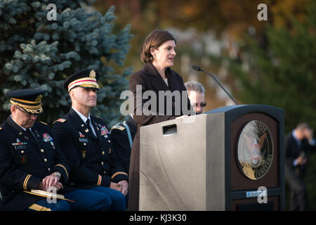 Questa immagine cattura un servizio commemorativo tenuto dall'ordine militare delle guerre mondiali nel cimitero nazionale di Arlington, in onore del generale John J. Pershing, un importante leader militare durante la prima guerra mondiale Foto Stock