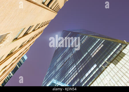 One world trade center di notte nella prima settimana durante la quale gli affittuari hanno iniziato a occupare l'edificio. Foto Stock