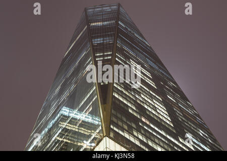 One world trade center di notte nella prima settimana durante la quale gli affittuari hanno iniziato a occupare l'edificio. Foto Stock