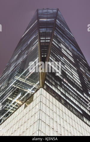 One world trade center di notte nella prima settimana durante la quale gli affittuari hanno iniziato a occupare l'edificio. Foto Stock