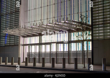 One world trade center entrata di notte nella prima settimana durante la quale gli affittuari hanno iniziato a occupare l'edificio. Foto Stock