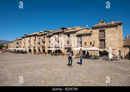 Ainsa , Spagna - 9 ottobre 2017: turista che visita la piazza principale di Ainsa. è un borgo medievale di case di pietra nei Pirenei aragonesi, huesca, span. Foto Stock