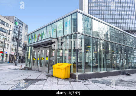 Montreal, Canada - 1 ottobre, 2017:square victoria stazione della metropolitana entrata a Montreal Foto Stock