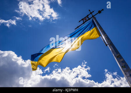 Bandiera Ucraina sull'Unione della tumulo di Lublino nel Parco del Castello alto su una cima della collina del Castello nella città di Leopoli, Ucraina Foto Stock