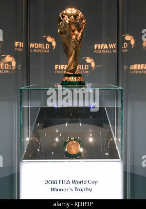 Zurich, Svizzera - 12 Nov 2017: la FIFA World Cup Trofeo, esposti alla Coppa del mondo di football Museum di Zurigo, Svizzera. Foto Stock