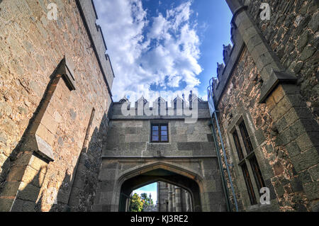 Vorontsov palace ingresso - crimea, ucraina. Un palazzo storico situato ai piedi delle montagne di Crimea vicino alla città di Alupka in Crimea. Foto Stock