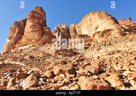 Wadi Rum conosciuta anche come la Valle della Luna. Si tratta di una valle tagliata in pietra arenaria e roccia di granito in Giordania Meridionale 60 km ad est di Aqaba; ho Foto Stock