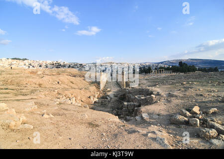 Colonne romane nel Giordano città di Jerash (Gerasa dell antichità), la capitale e la più grande città di Jerash governatorato, Giordania Foto Stock