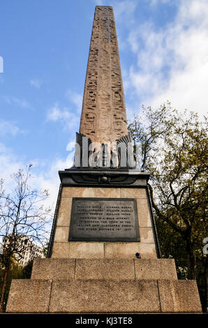 Cleopatra Needle sphinx in Londra (uno dei tre antichi egiziani monumento re-eretta a Londra, Parigi e New York City durante il diciannovesimo c Foto Stock