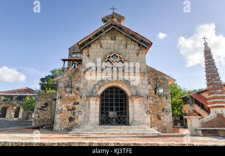 San Stanislao (chiesa Iglesia san estanislao de Cracovia in spagnolo). Antico borgo Altos de Chavon - città coloniale ricostruito in casa de campo, Foto Stock