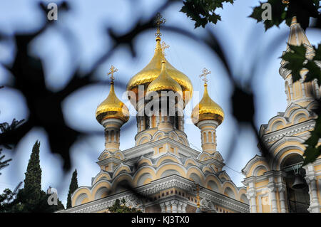 Alexander Nevsky Cattedrale di Yalta, Ucraina come visto attraverso il cancello anteriore. Foto Stock