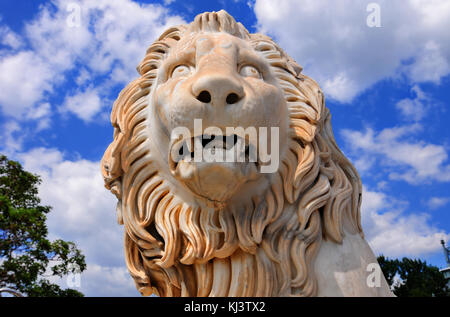 Scultura di medici lion sulla facciata sud del palazzo voronzov, alupka, Crimea, ucraina. Foto Stock