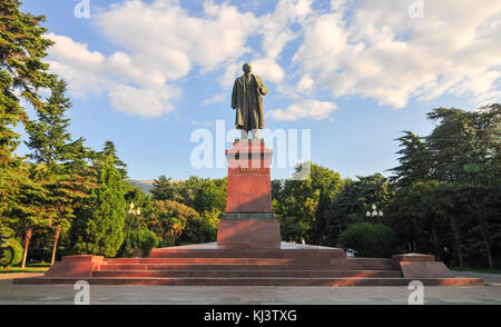 Statua di Lenin su un piedistallo a Yalta, Crimea. Foto Stock