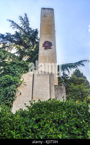 Soggetto ad atti vandalici memorial a Lenin a Yalta, Crimea. Foto Stock