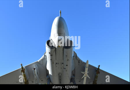 Due Navy jet da combattimento con le bombe sotto il benvenuto ai visitatori di Oak Harbor sulla Whidbey Island nello Stato di Washington. Foto Stock