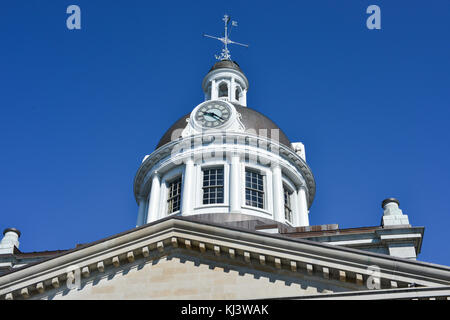 Kingston city hall a Kingston, Ontario, Canada. Il municipio è un prominente edificio costruito in stile neoclassico con una pietra miliare tholobate Foto Stock