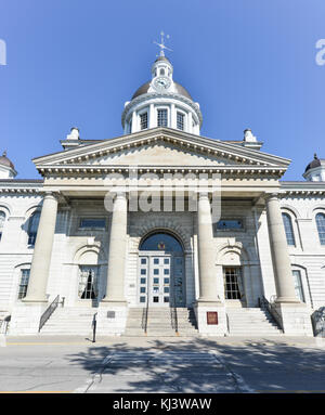 Kingston city hall a Kingston, Ontario, Canada. Il municipio è un prominente edificio costruito in stile neoclassico con una pietra miliare tholobate Foto Stock