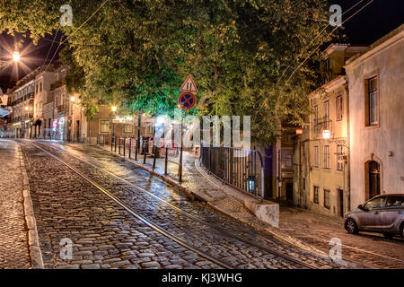 Strade nel distretto di Alfama, Lisbona, Portogallo Foto Stock