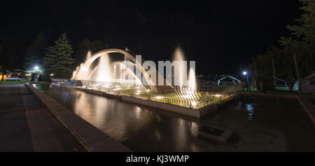 Confederazione arch fontana di notte. arch rappresenta il compito principale dei padri della confederazione per unificare le province da Atlantico al Pacifico coste, re Foto Stock