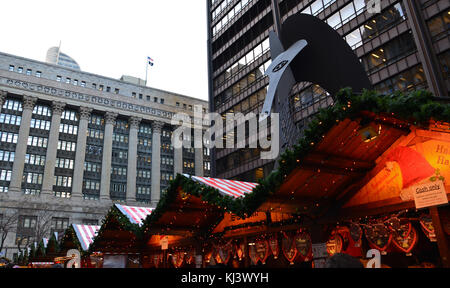 Chicago annuale del 2017 Christkindlemarket è una tradizione e piaceri visitatori ogni anno sotto lo sguardo vigile della statua di Picasso in Daley Plaza. Foto Stock