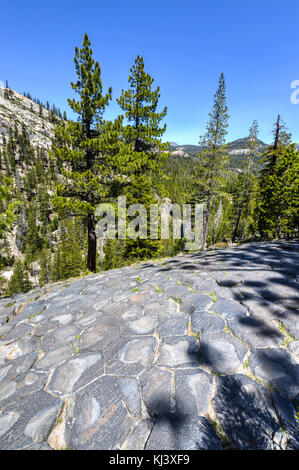 Top di formazioni di basalto a Devil's postpile monumento nazionale nei pressi di mammoth mountain in California. Foto Stock