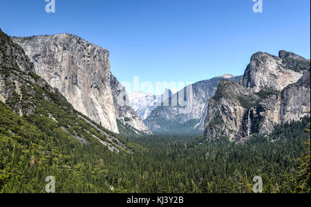 Vista della valle di Yosemite tunnel dal punto di vista. Bridal Veil Falls, El Capitan e half dome può essere visto. Foto Stock