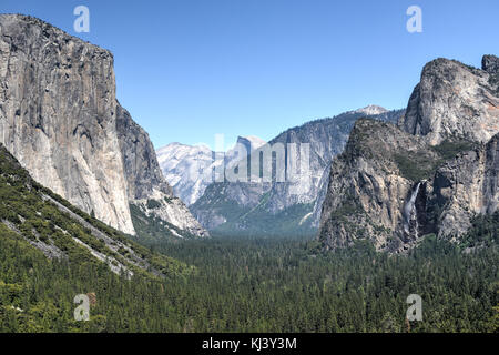 Vista della valle di Yosemite tunnel dal punto di vista. Bridal Veil Falls, El Capitan e half dome può essere visto. Foto Stock