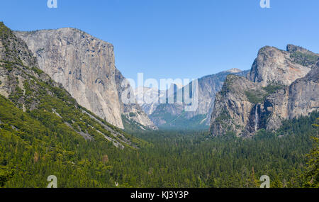 Vista della valle di Yosemite tunnel dal punto di vista. Bridal Veil Falls, El Capitan e half dome può essere visto. Foto Stock